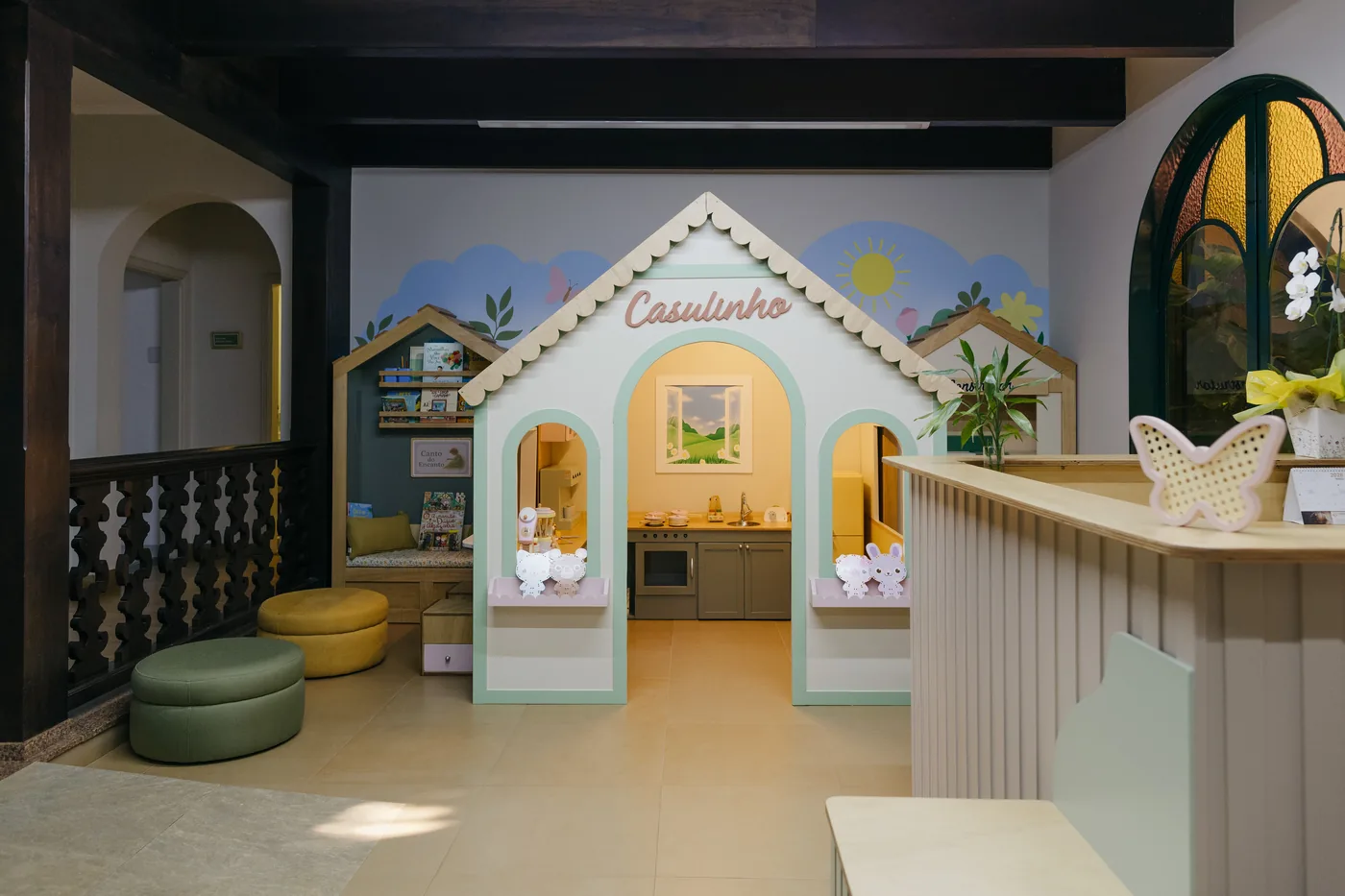 Casulinho, a área infantil, com casinhas de brincar pintadas à mão