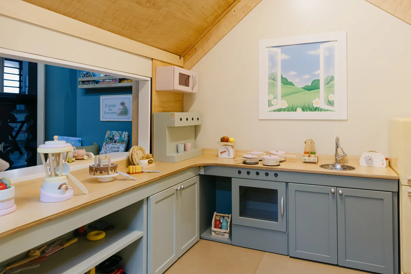 Cozinha de brinquedo na área infantil do Espaço Casulo