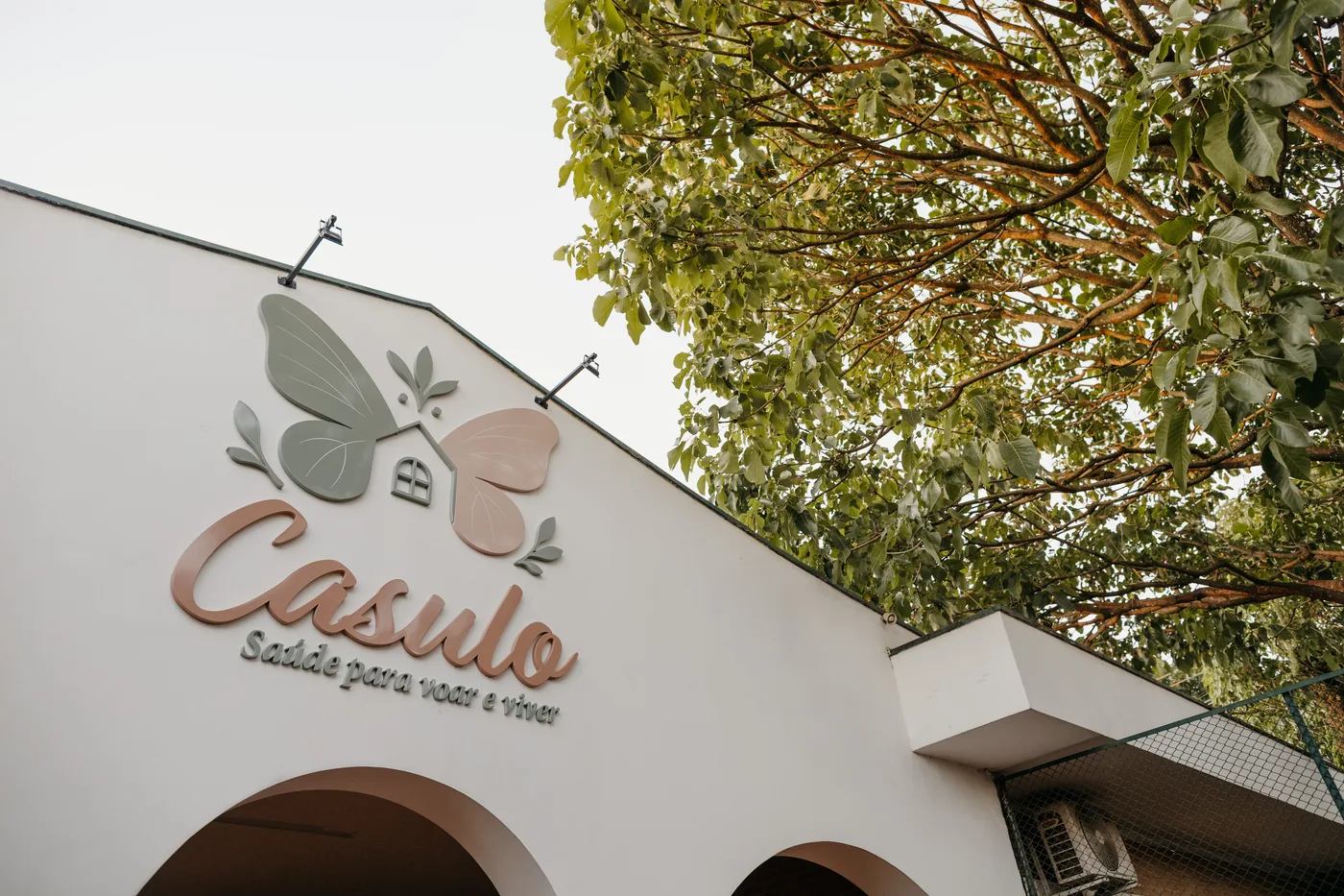 Fachada do Espaço Casulo na Rua Mantiqueira, com o logo na parede