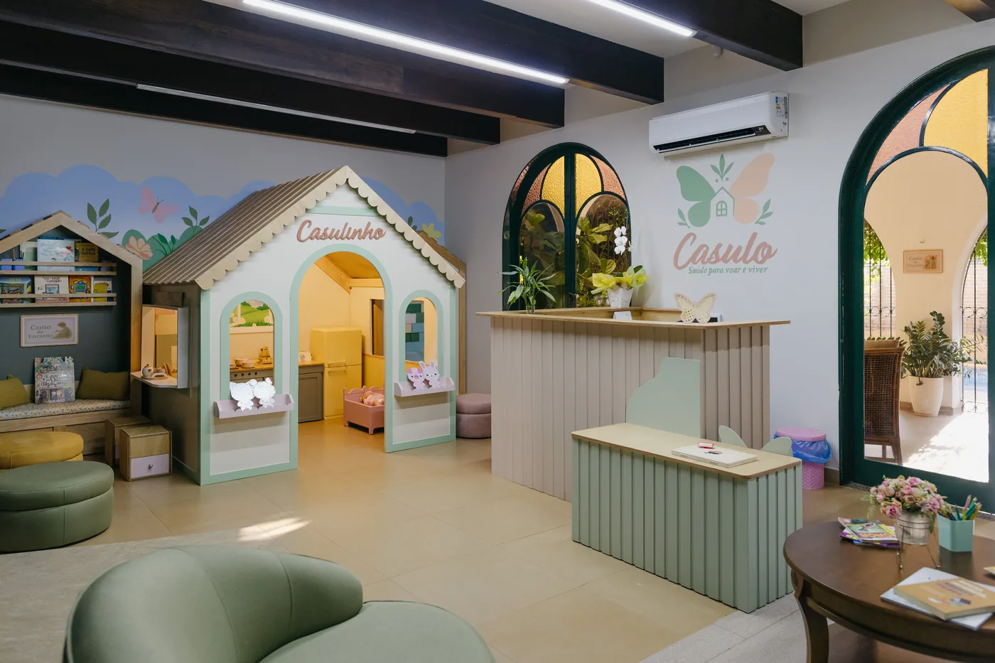Recepção do Espaço Casulo vista da entrada, com a área infantil Casulinho ao fundo